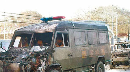 新疆烏什縣有恐怖分子襲擊公安巡邏車輛。（互聯網圖片）