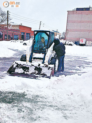 肇事的鏟雪車。（本報美國傳真）