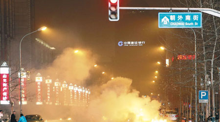 北京民眾大量燃放煙花鞭炮，導致市內煙霧瀰漫。（中新社圖片）