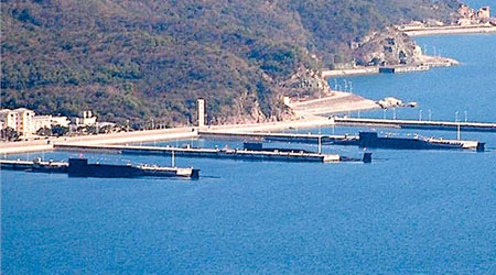 內地網民春節期間拍到三艘晉級潛艇於南海艦隊基地停靠。（互聯網圖片）