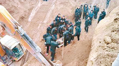 拯救人員抬出被埋身亡的盜墓者。（互聯網圖片）