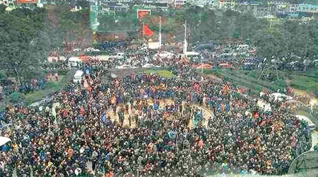 數千人圍堵溫嶺市政府大樓。（互聯網圖片）