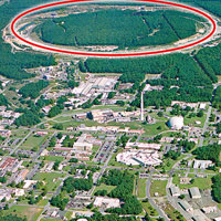 RHIC是全球第二大的粒子加速器，其橢圓形管道（紅圈示）位於紐約長島。（互聯網圖片）