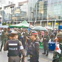 大批警員抵達曼谷爆炸現場調查。（互聯網圖片）