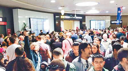 墨爾本機場大批乘客需重新接受安檢，場面混亂。（互聯網圖片）