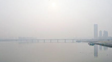南韓<br>南韓首爾近日受霧霾侵襲，漢江灰蒙蒙一片。（互聯網圖片）