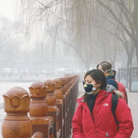 北京<br>遊客戴着口罩遊覽北京後海。（中新社圖片）