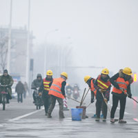 天津<br>天津一個建築工地外，工人們正在清理揚塵。（中新社圖片）