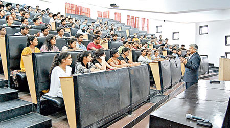 德里大學成立新組織，專門找出無故曠課的教授。圖為該校上課情況。（互聯網圖片）