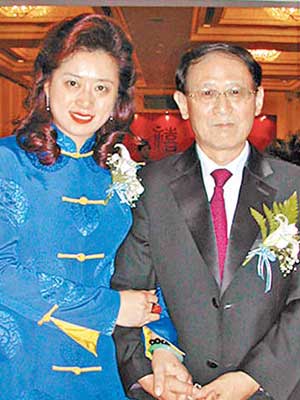 胡德平（右）澄清與劉漢沒有關係。圖為胡與夫人王豫穎合照。（互聯網圖片）