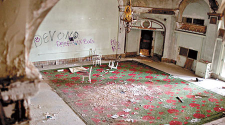 曾有人在丟空多年的酒店內塗鴉。（互聯網圖片）