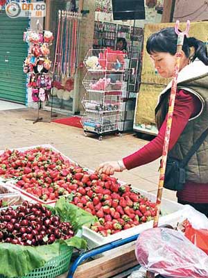 內地市面的車厘子質量參差，市民隨時會買到問題產品。（黃少君攝）