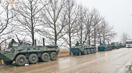 俄羅斯裝甲車隊昨在克里米亞半島公路上進發。（互聯網圖片）