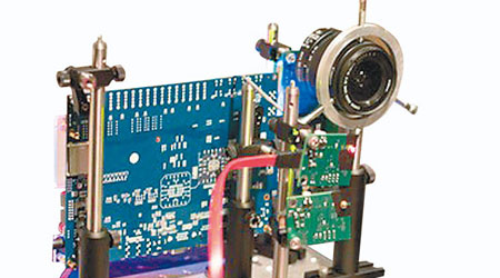 立體相機的鏡頭會射出納米飛秒激光。（互聯網圖片）