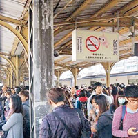 台鐵中壢車站月台擠滿等候列車的乘客。（互聯網圖片）