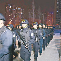 參與行動的民警全副武裝出動。（互聯網圖片）