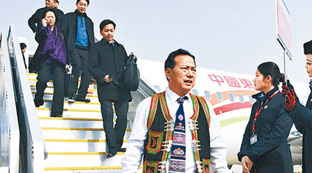參加人大及政協的兩會代表陸續抵達北京首都機場。（中新社圖片）