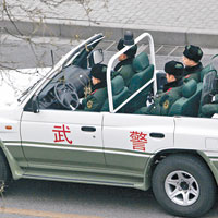 北京<br>武警駕開篷巡邏車在北京街頭巡邏。（中新社圖片）