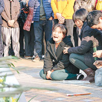 遇難者家屬到昆明火車站祭奠親人。（互聯網圖片）