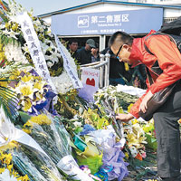 昆明市民獻花哀悼遇難者。（中新社圖片）