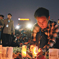 大批民眾帶備蠟燭到廣場祭祀遇難者。（中新社圖片）