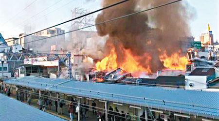 鄰近阪急電鐵車站的火場，升起濃濃黑煙。（互聯網圖片）