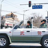 武警敞篷越野車在天安門廣場附近街頭巡邏。（中新社圖片）