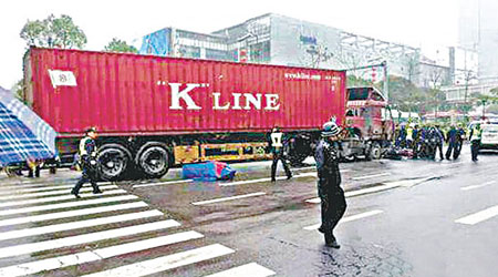 圖為肇事的貨櫃車。（互聯網圖片）