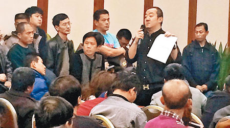 家屬在北京記者會上，要求馬航回應家屬訴求。（中新社圖片）