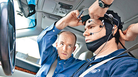 專家以儀器記錄駕駛者（右）的腦電波及眼球活動，發現用CarPlay的司機一樣會出現分心情況。（互聯網圖片）