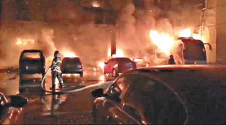 湖北黃石市第二醫院住院部發生火警，消防員到場救火。（互聯網圖片）