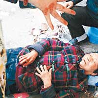 一名年長示威者疑被打至流血倒地。（互聯網圖片）