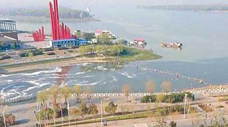 羅家英微博上載疑似污水流入長江的照片。（互聯網圖片）