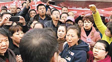 大批家長聚集於芳林幼兒園外，要求校方交代事件。（中新社圖片）