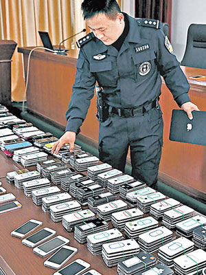 警方展示團夥偷來的千多部手機。（互聯網圖片）