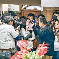 失蹤客機乘客家屬在北京麗都飯店接受傳媒訪問。（中新社圖片）