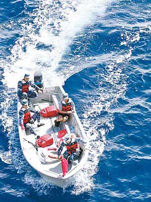 中方打撈船抵達蘇門答臘島西南面海域進行搜索。（中新社圖片）