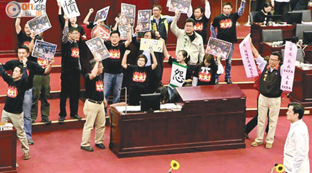 台灣民眾對學生佔據立院抗議行動存分歧。（蔣永佑攝）