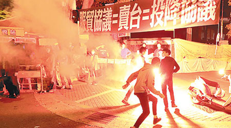 兩派飆車黨凌晨在立院外圍械鬥，並施放訊號彈。（互聯網圖片）