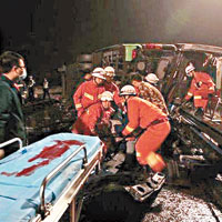 救援人員合力將傷者轉移上擔架床。（互聯網圖片）