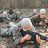 多名俄羅斯小童在野外進行槍擊訓練。（互聯網圖片）