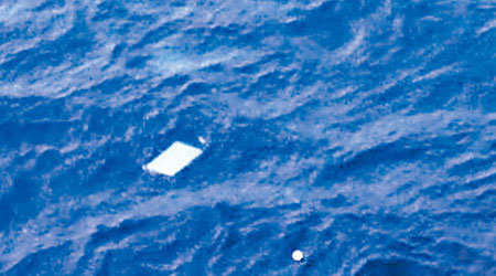 中央電視台公開的照片中，可見新西蘭偵察機所發現的漂浮物。（互聯網圖片）