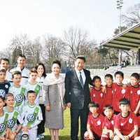 習近平夫婦看望中國在德受訓的少年足球隊隊員。（互聯網圖片）