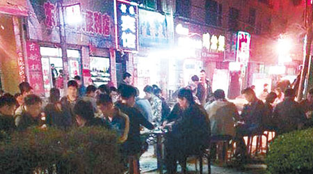 麻雀街每晚都有大批雀友竹戰，場面壯觀。（互聯網圖片）