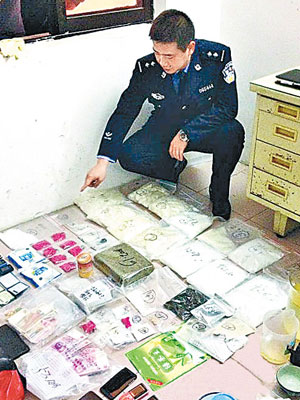 深圳警方展示繳獲的製毒工具及毒品。（互聯網圖片）