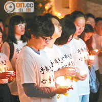 香港三間大學學生會昨晚聯合舉行燭光晚會，約三百名大學生和市民在理工大學手持燭光哀悼馬航遇難者及對家屬表安慰，同場追悼本月一日昆明火車站恐襲中的遇難者。（霍力誥攝）