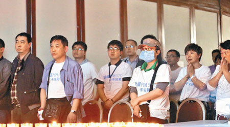 失蹤乘客家屬昨日在北京麗都酒店，為家人舉行首次集體祈福。（中新社圖片）