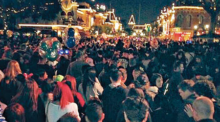 迪士尼樂園的遊客走到空曠地方暫避。（互聯網圖片）
