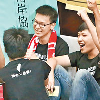 反服貿協議學生代表陳為廷（右二）、林飛帆（右三）見人潮爆滿面露笑容。