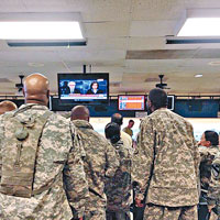 軍人觀看胡德堡槍擊案的電視新聞。（互聯網圖片）